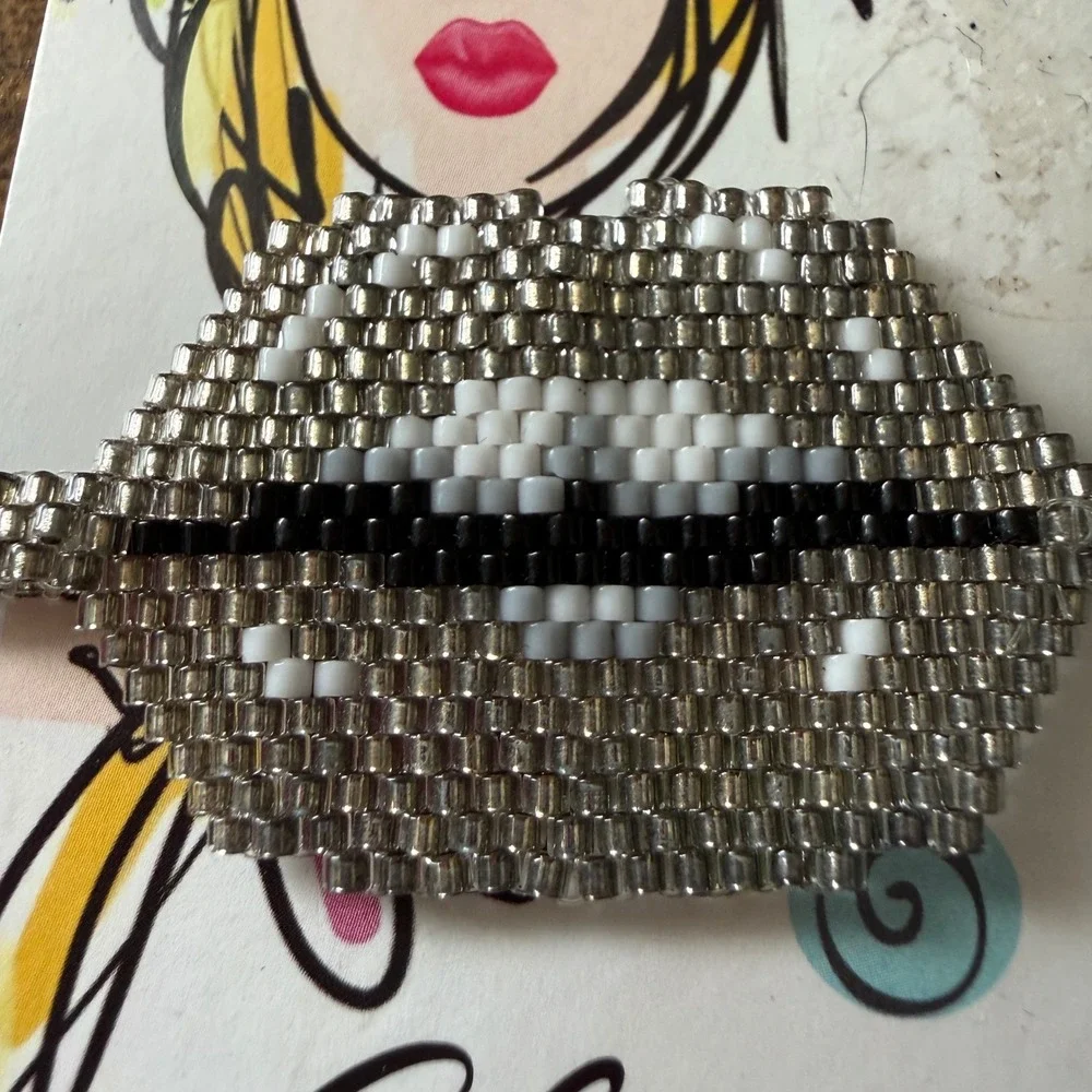 Glam by M Beaded Lip Bracelet Silver Tone Chain Rhinestone Charm Adjustable Twee